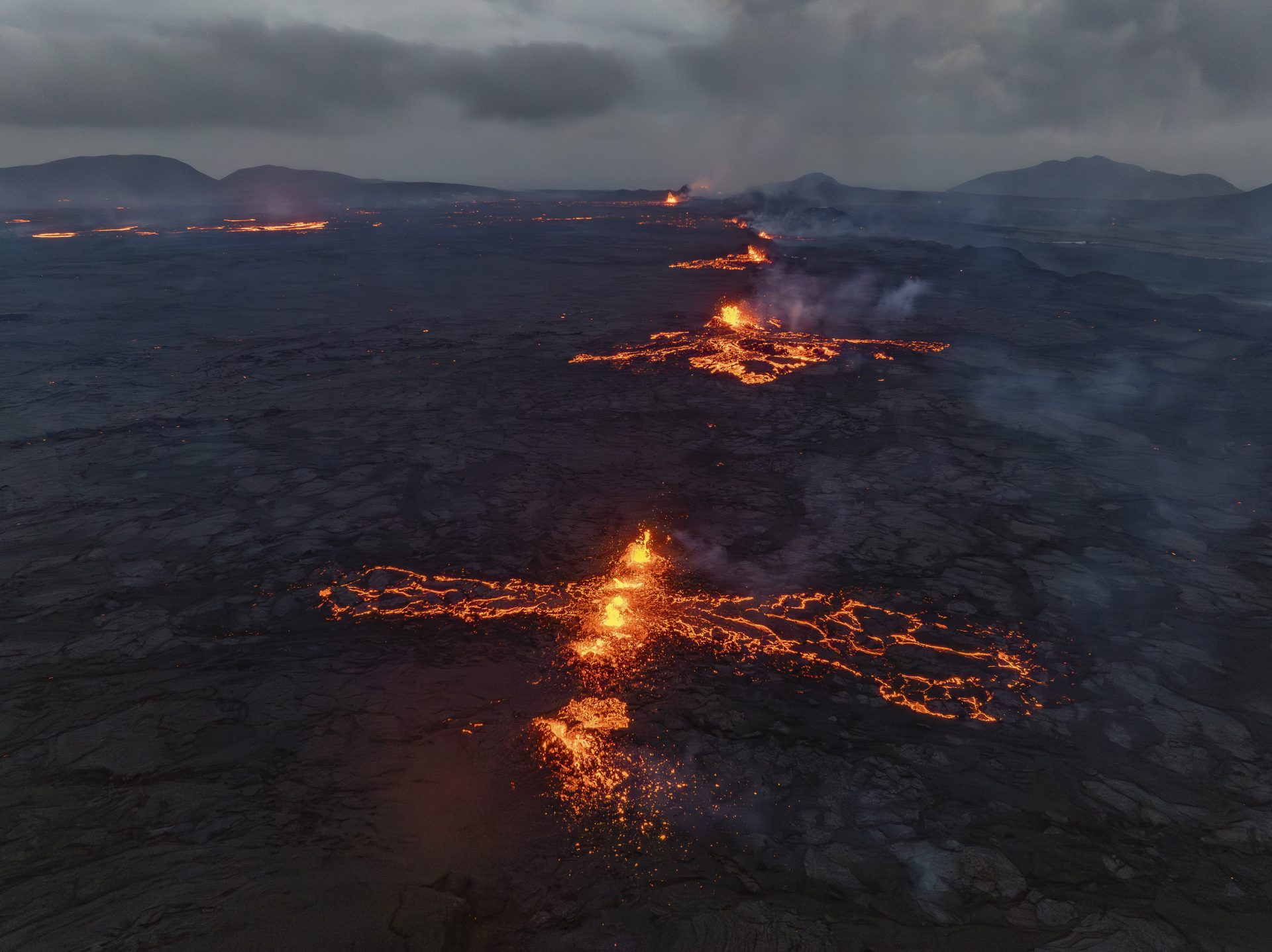 Éruption volcanique en Islande évacuations et jets de lave spectaculaires
