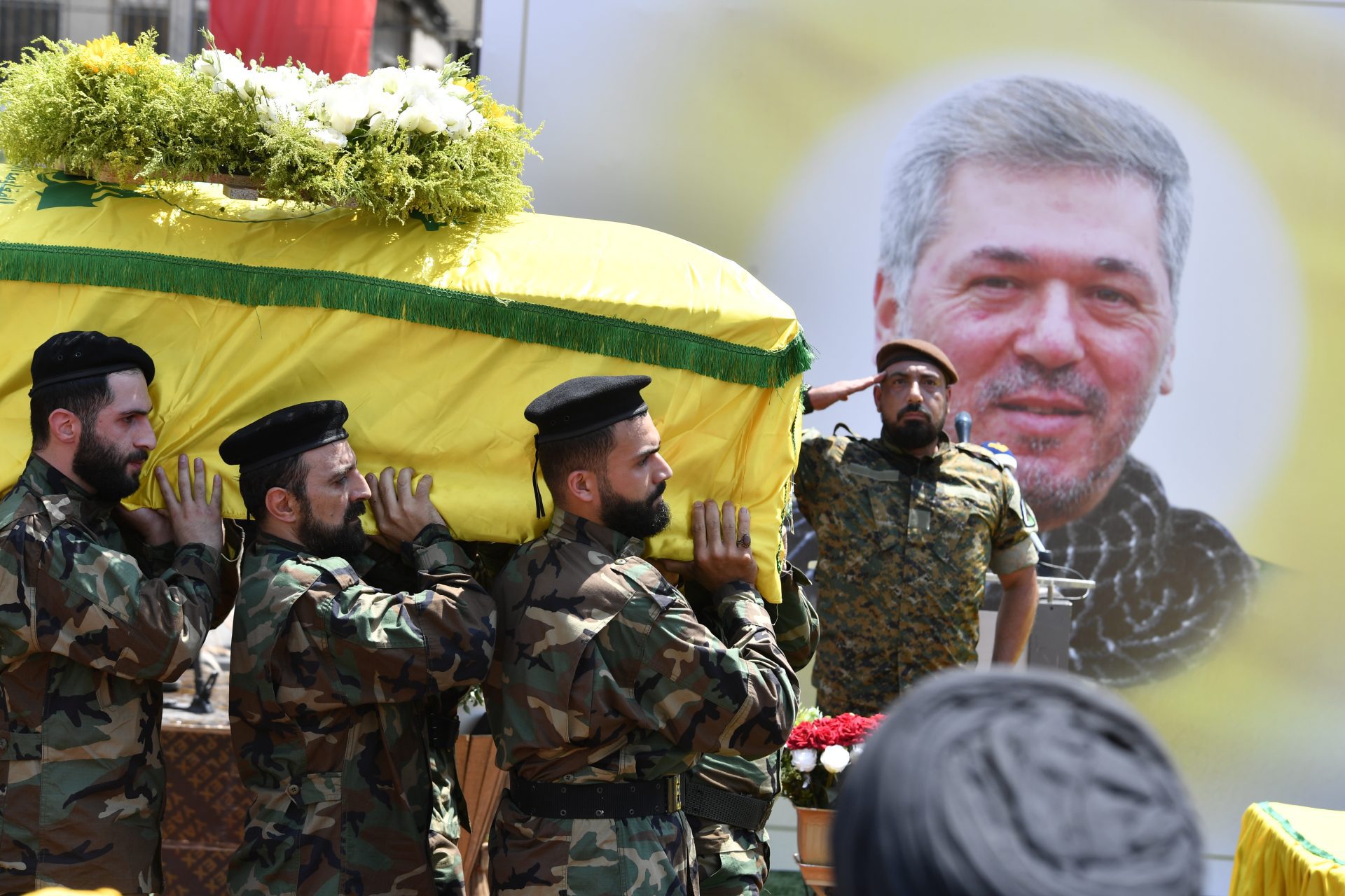 Hezbollah enterre un leader clé et menace Israël