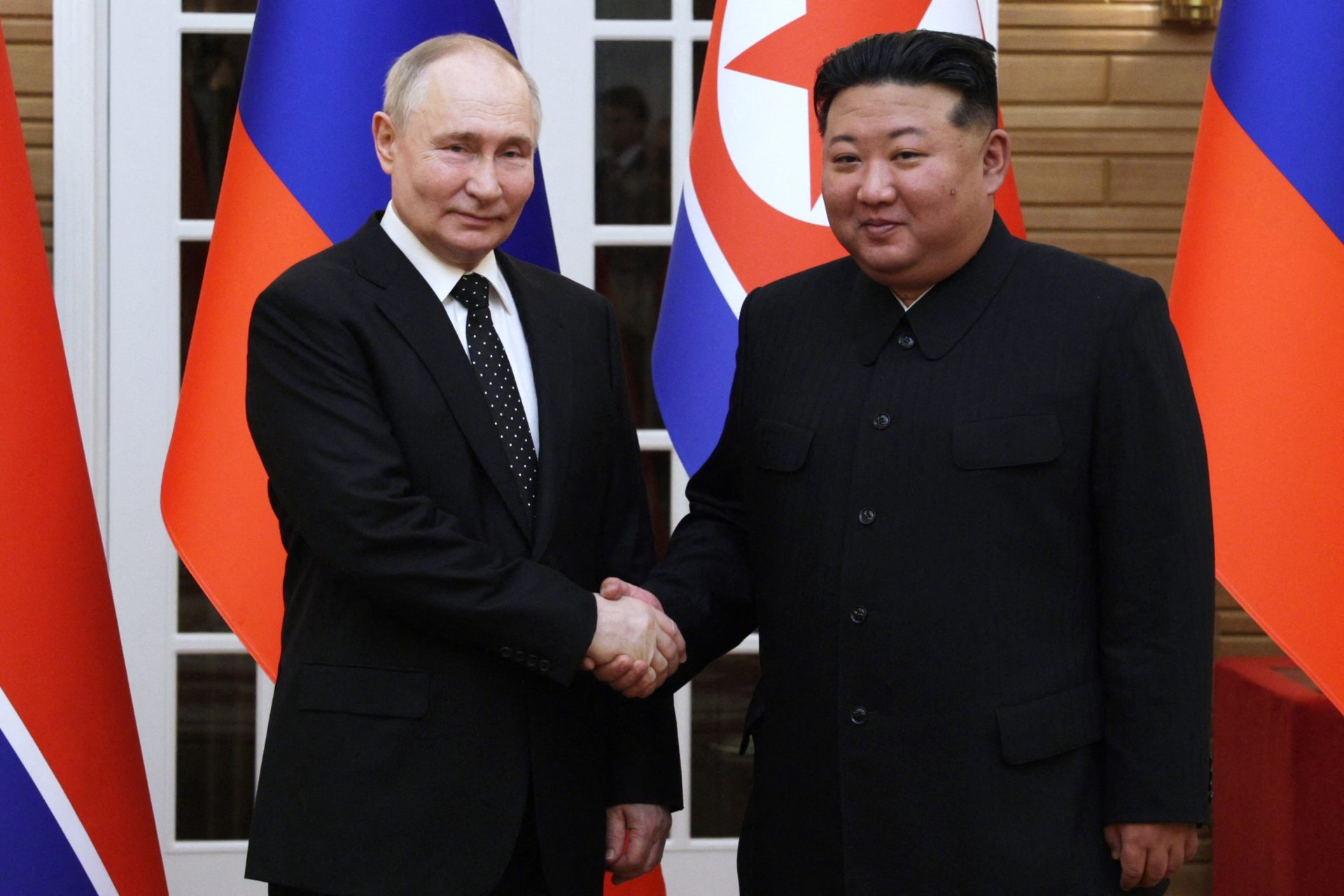 Kim promet soutien total à la Russie en Ukraine lors de la visite de Poutine à Pyongyang
