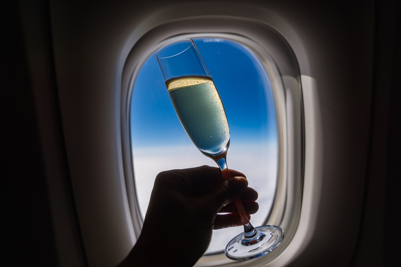 Les conséquences de boire de l'alcool avant de prendre l'avion selon une étude