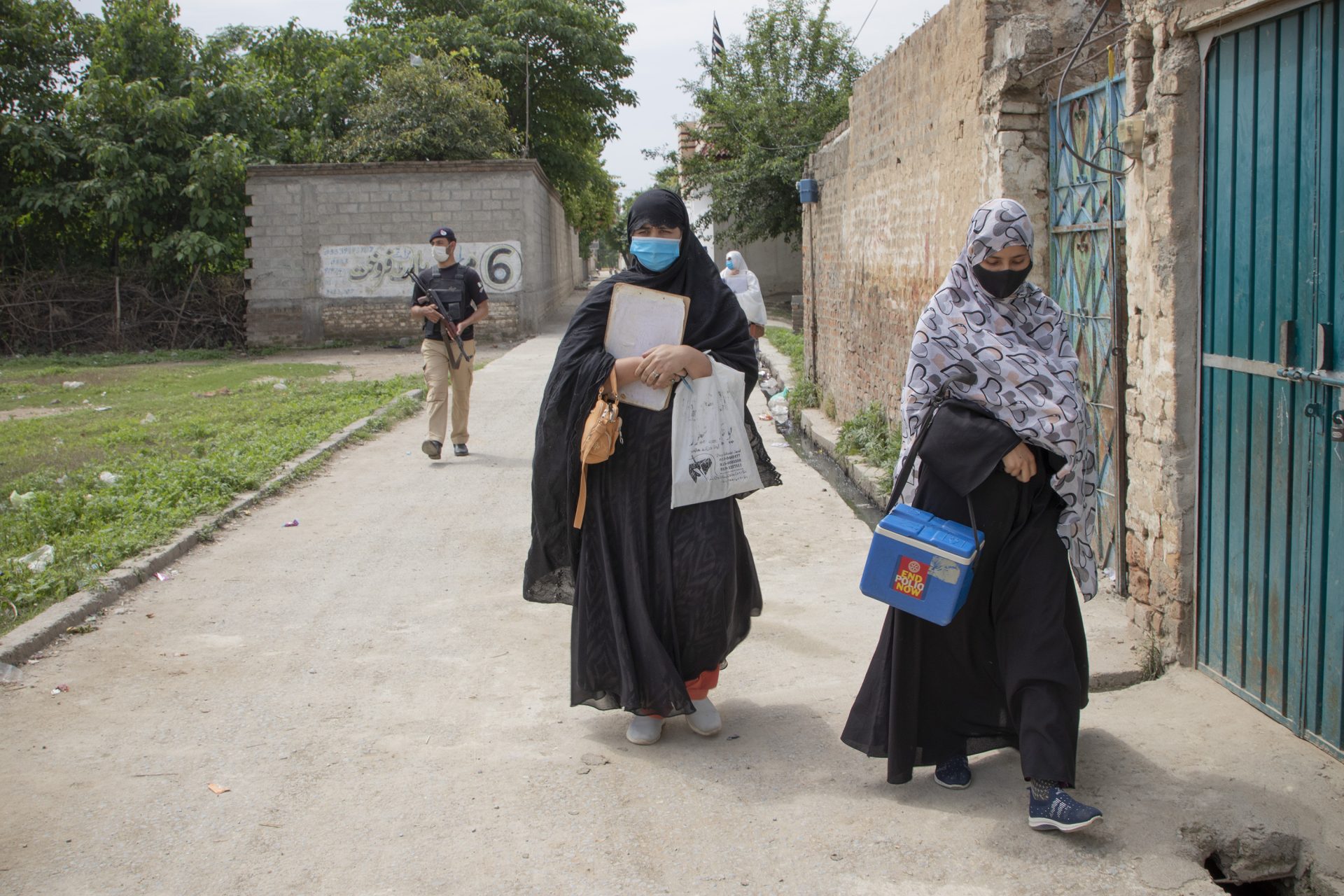 Les travailleurs de santé pakistanais luttent contre la polio