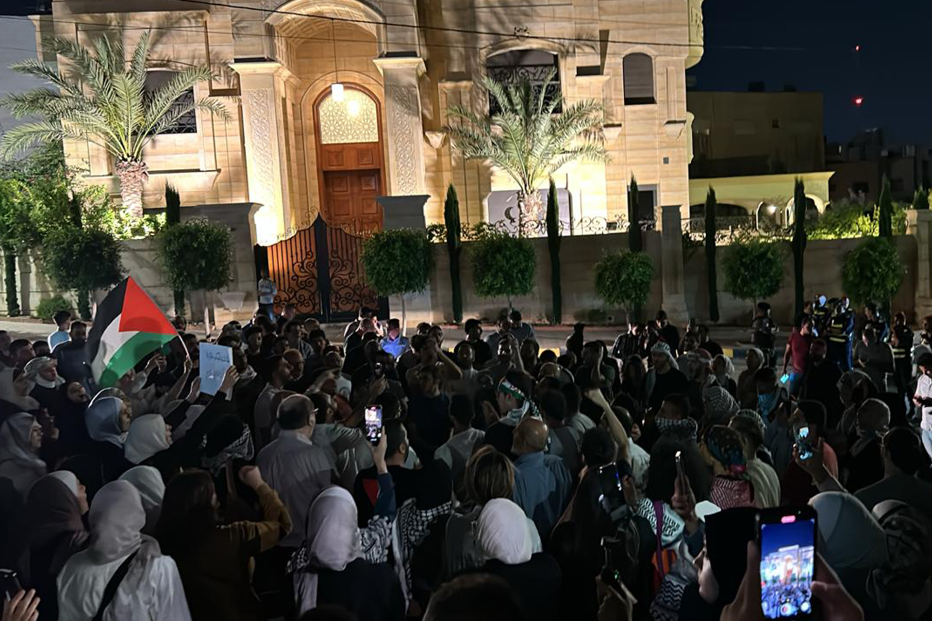 Manifestation de colère près de l'ambassade d'Israël à Amman contre le massacre de Nuseirat à Gaza