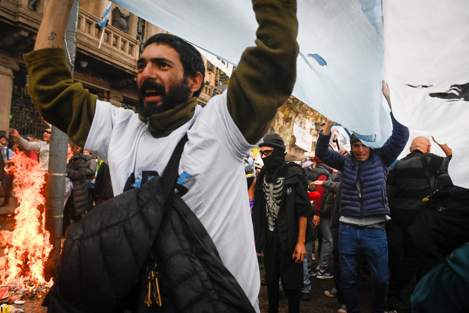 Manifestations violentes à Buenos Aires contre les réformes de Milei