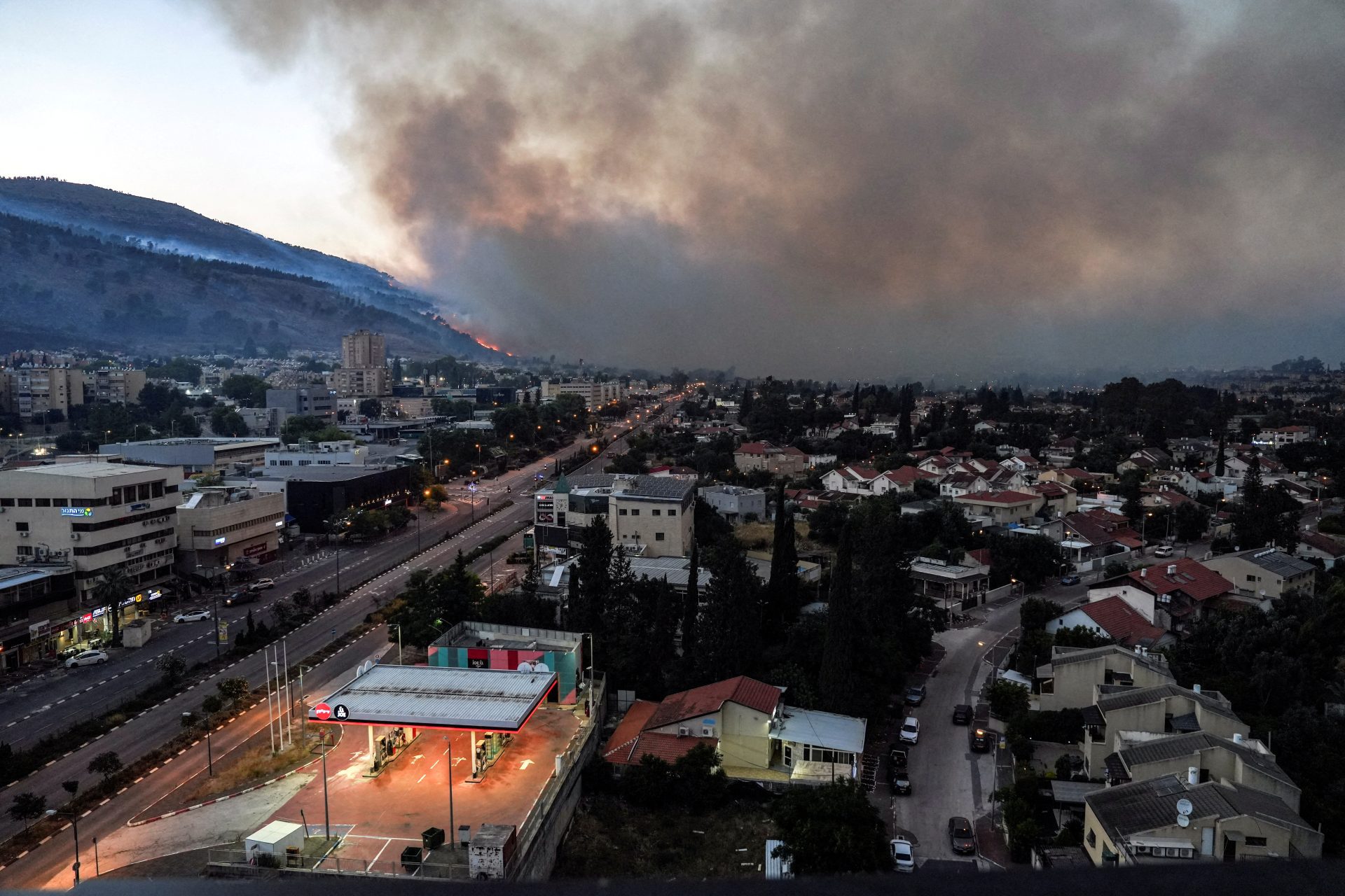 Nouvelles incendies en Galilée Israël bombarde le sud Liban