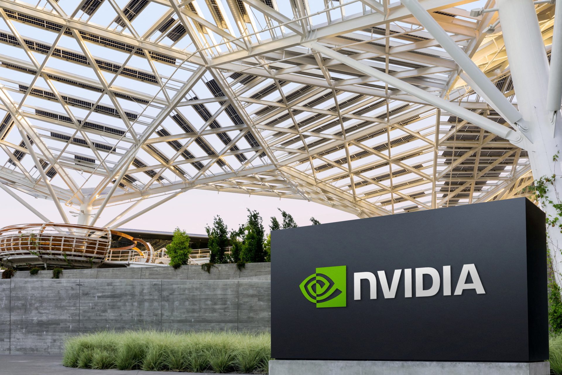 Nvidia dépasse 3000 milliards de dollars et surpasse Apple