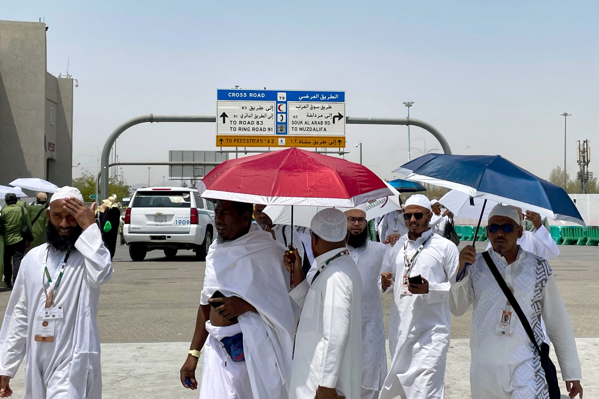 Pèlerins affluent à Mina pour le jour de la Tarwiyah