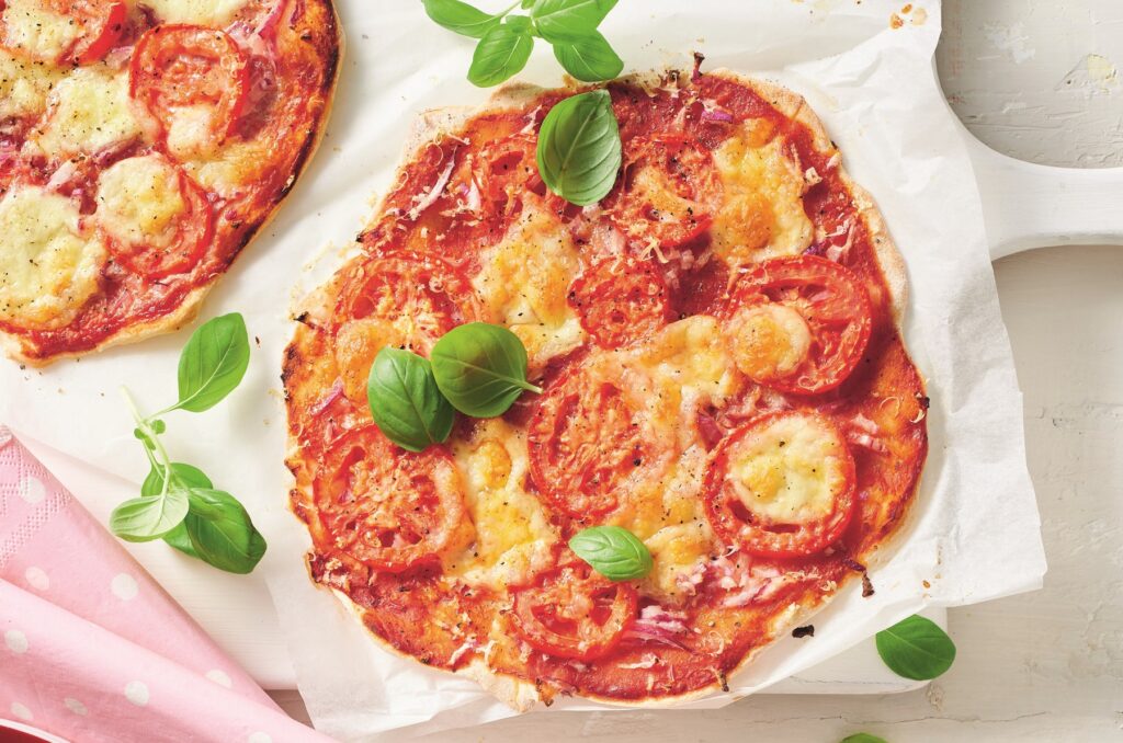 Pizza Margherita et salade de tomates savoureuse