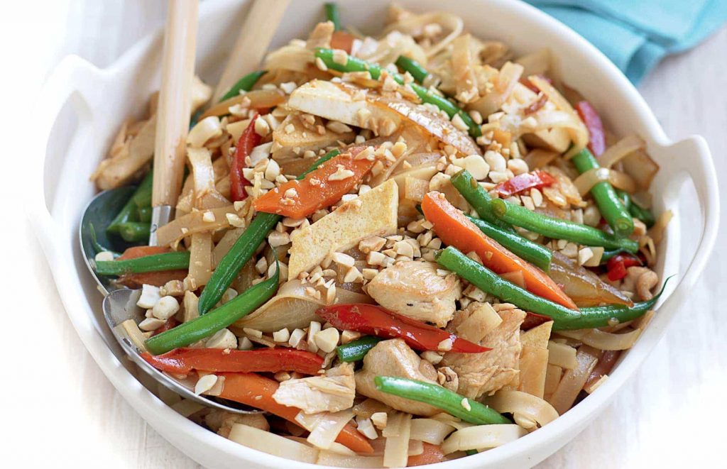 Poulet sauté aux nouilles et tofu énergique