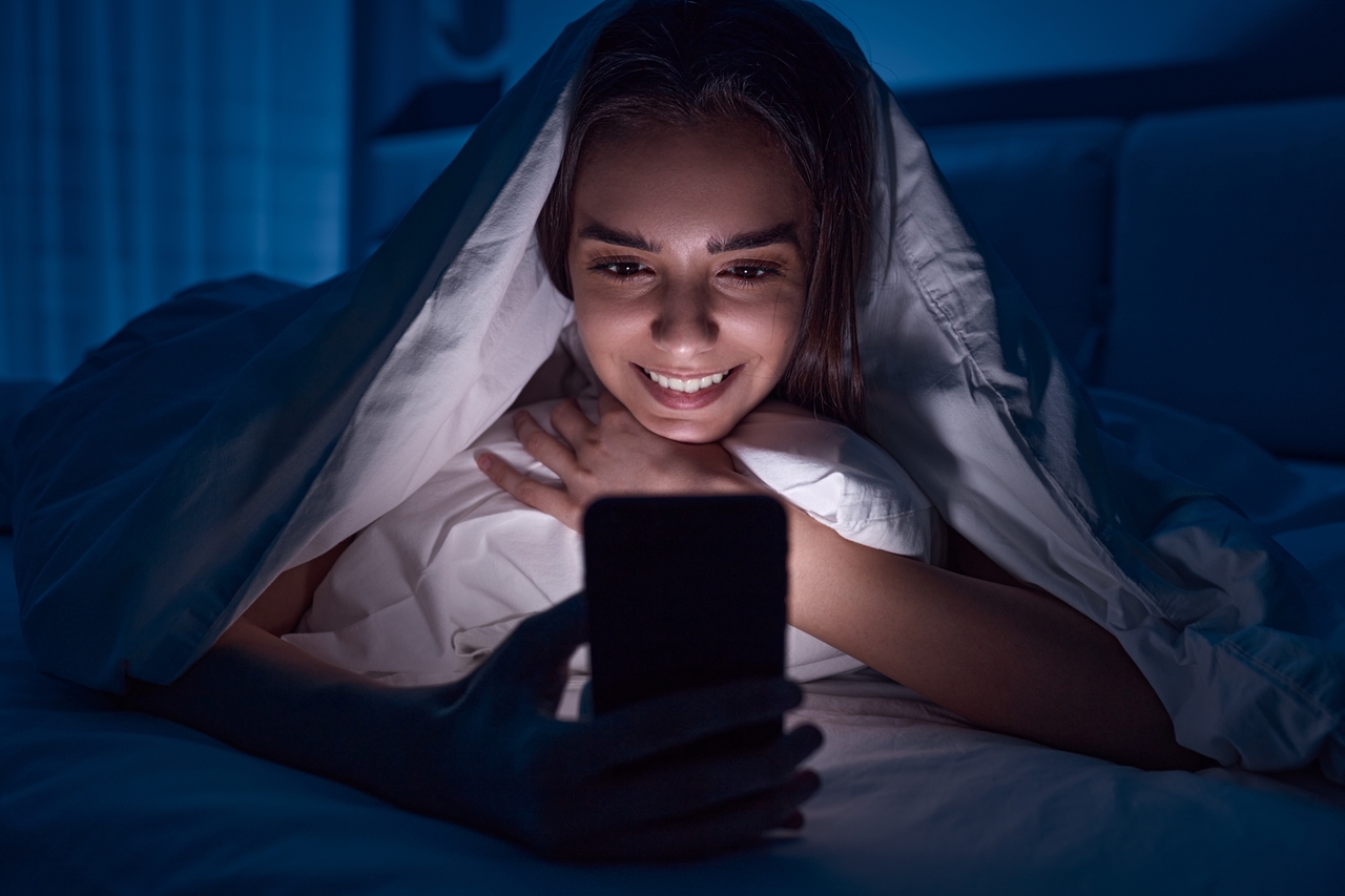 Pourquoi 1 personne sur 4 sacrifie son sommeil pour cette habitude digitale