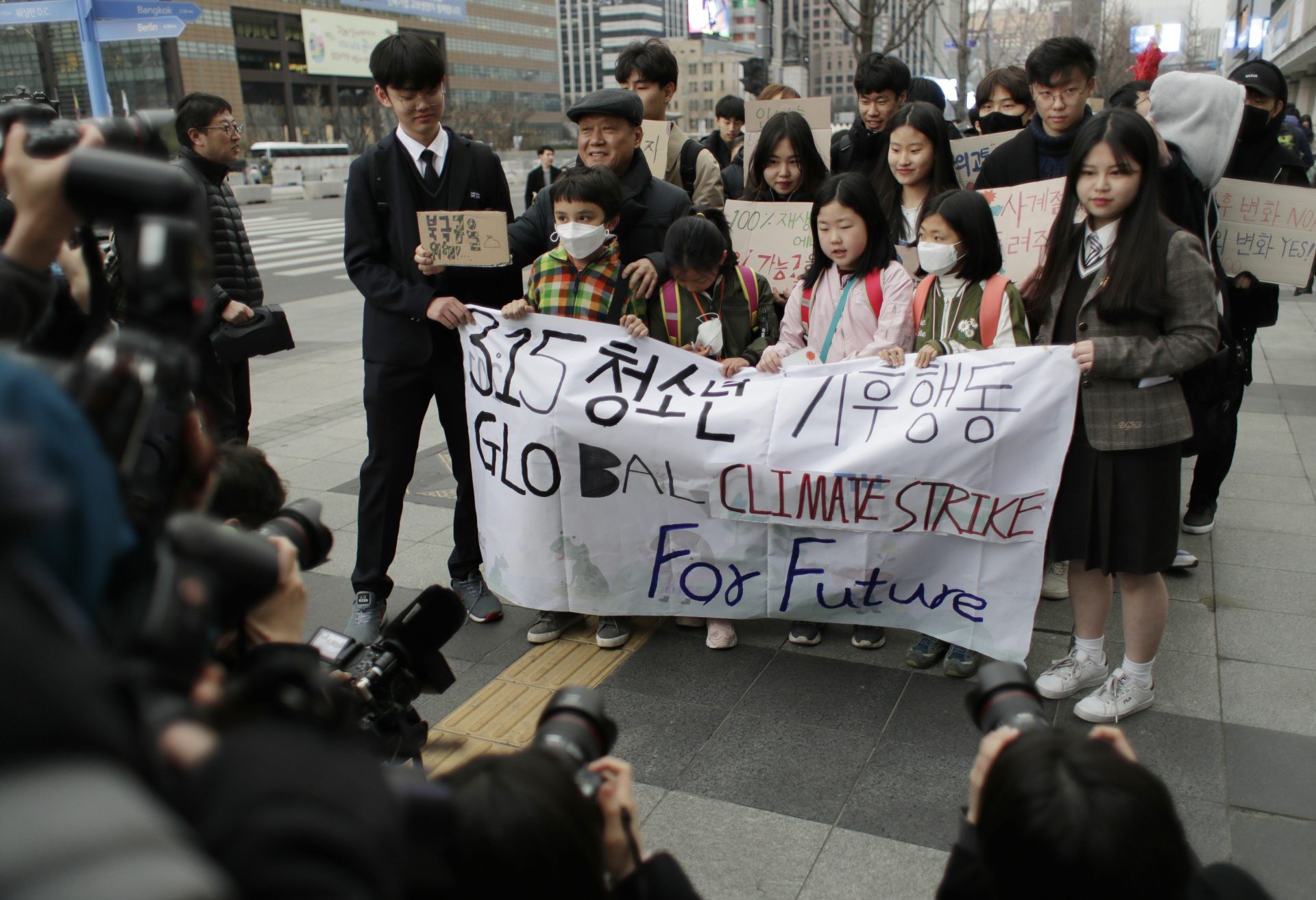 Pourquoi des enfants sud-coréens attaquent-ils leur gouvernement ?