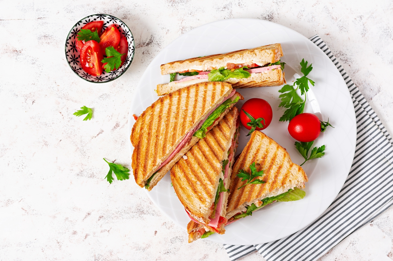 Sandwich estival riche en protéines avec légumes houmous et fromage de brebis