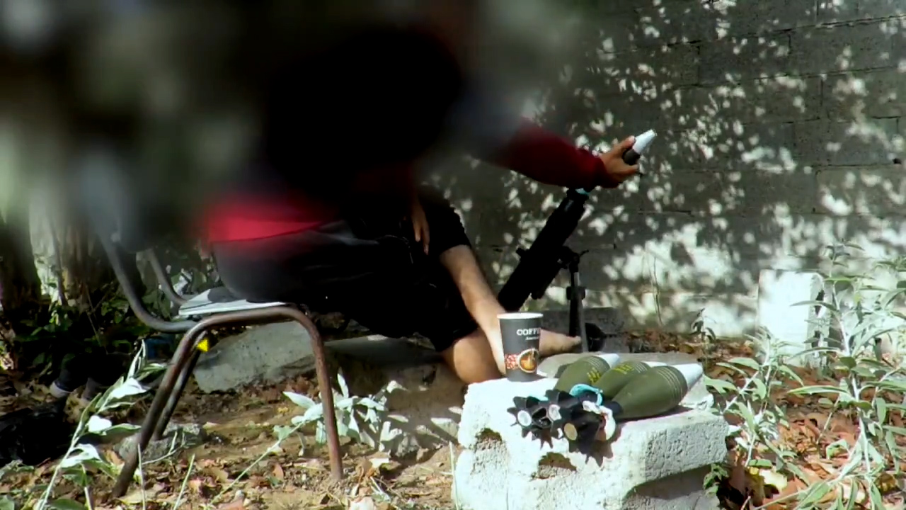 Un membre de Saraya Al-Quds boit du café et tire une roquette