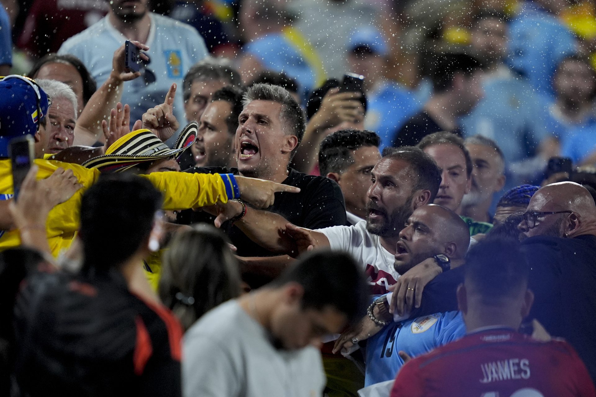 Bagarre entre joueurs uruguayens et fans colombiens après la Copa