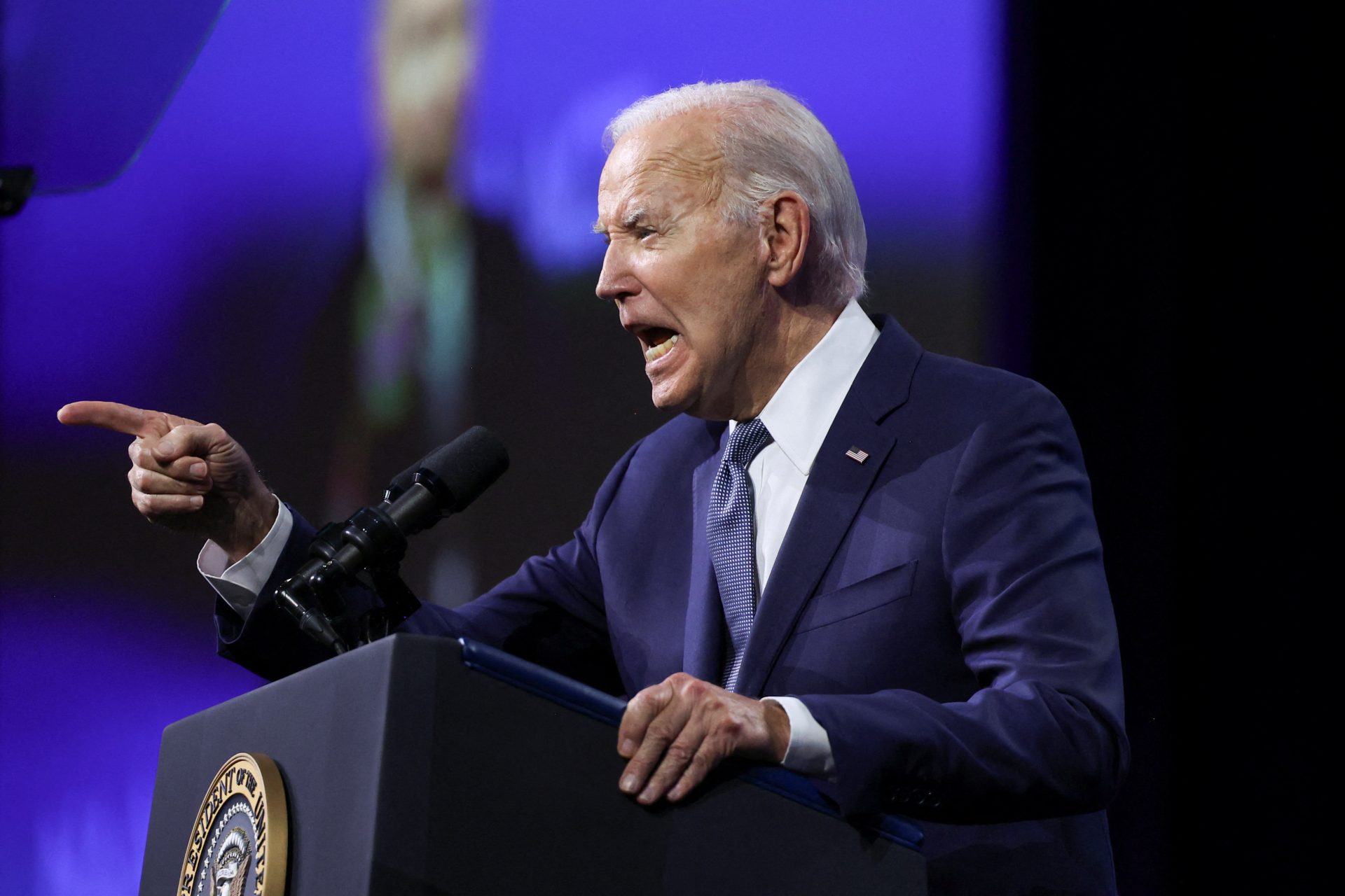 Biden promet de rester malgré les appels à se retirer