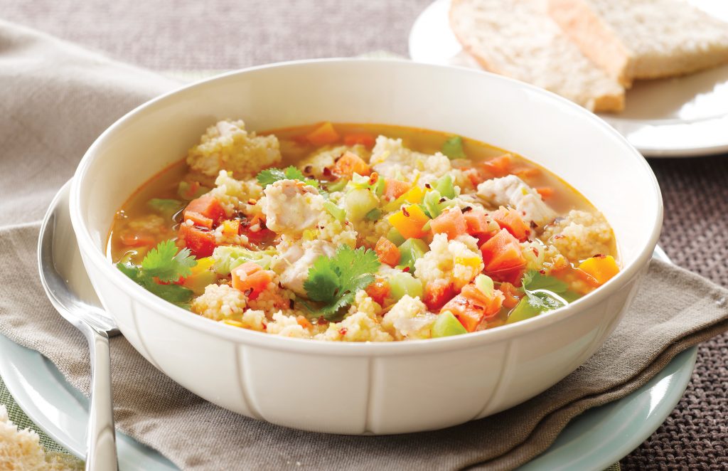 Délicieuse soupe de couscous au poulet et légumes