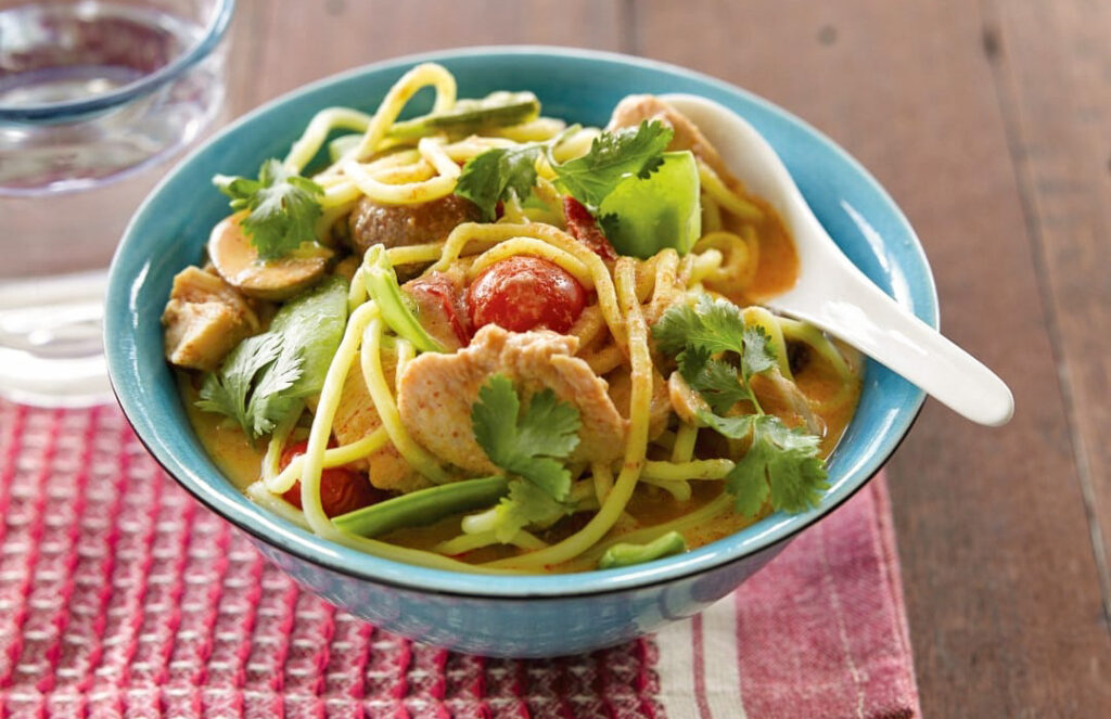 Délicieuse soupe thaïlandaise de nouilles au poulet