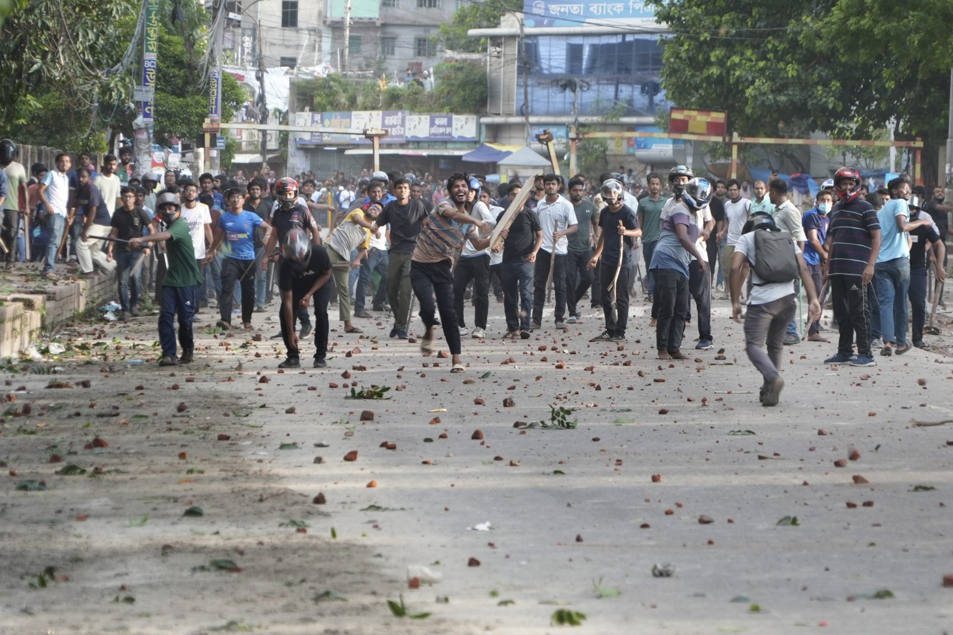 Étudiants bangladais occupent les campus malgré les tensions