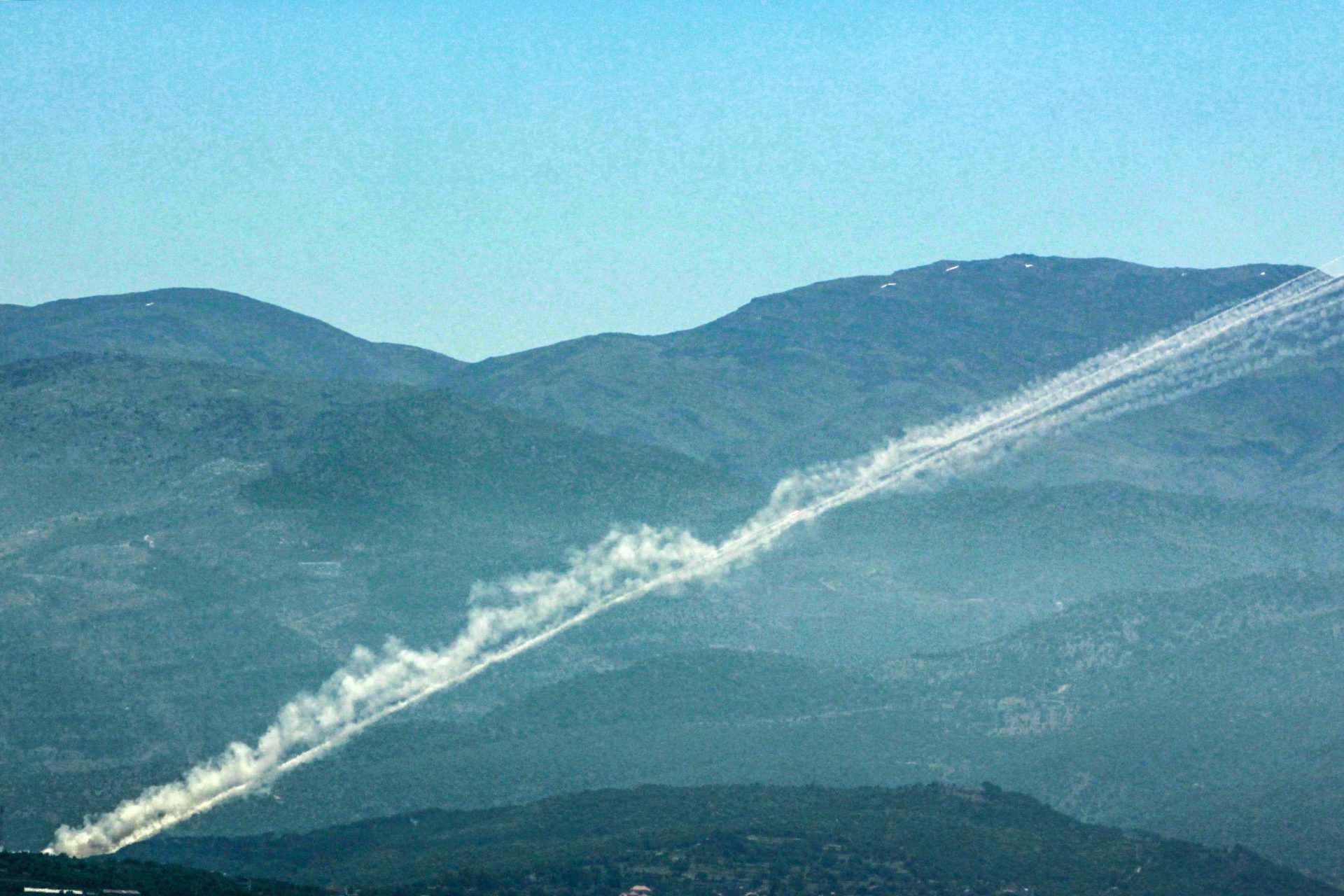 Hezbollah bombarde Israël avec des dizaines de roquettes