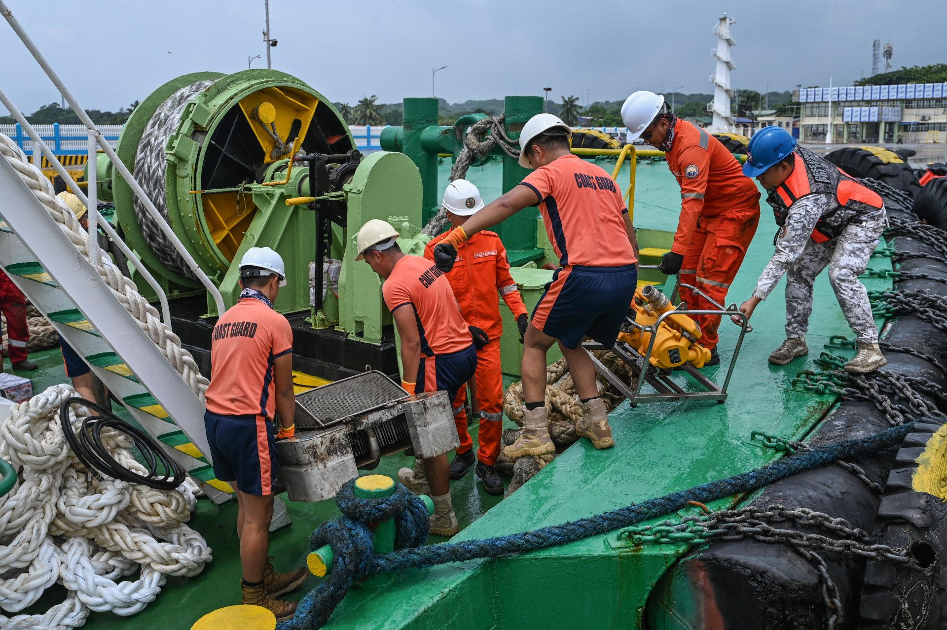 La garde côtière des Philippines signale une fuite de pétrole du tanker coulé