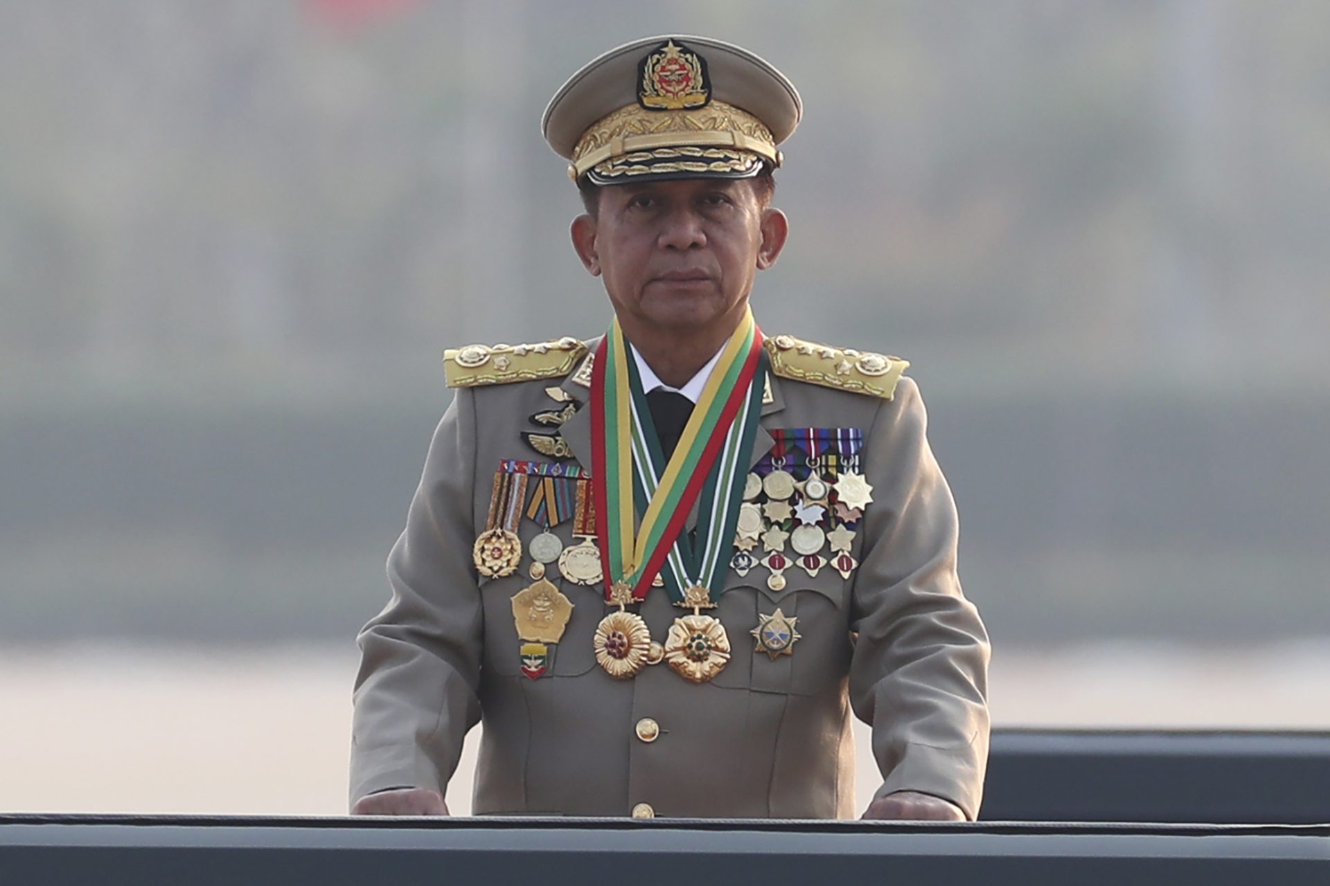 Le chef militaire du Myanmar devient président par intérim