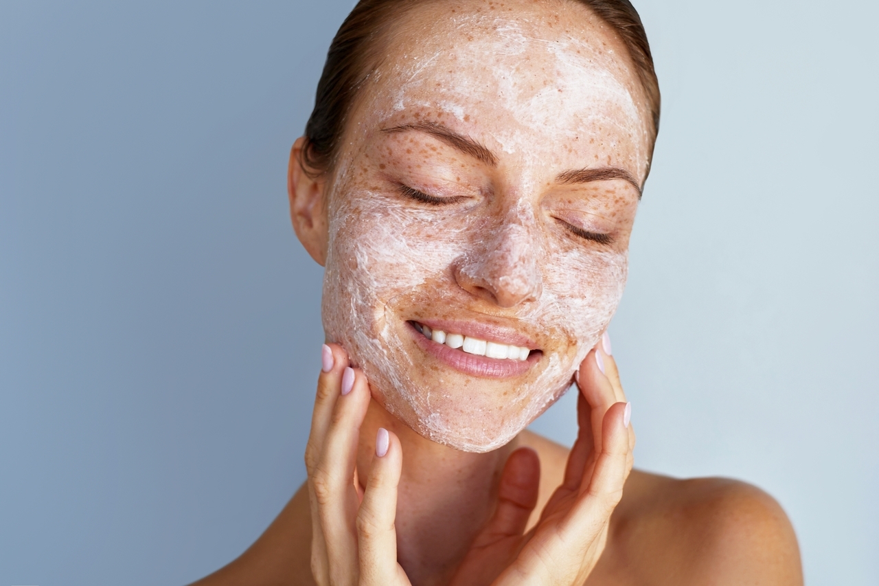 Les Secrets d'une Exfoliation Faciale Efficace sans Endommager la Peau