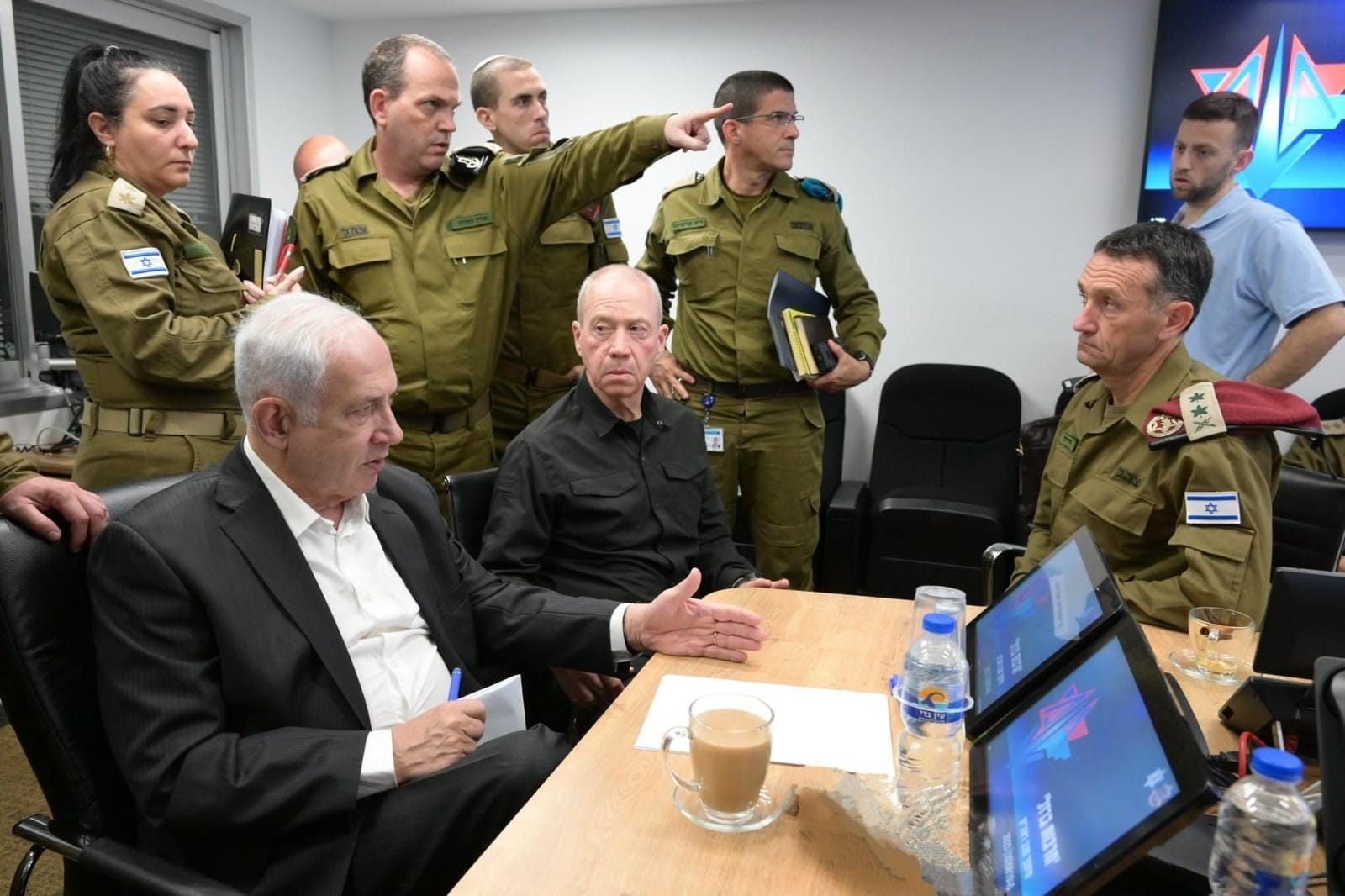 Les dirigeants israéliens se blâment pour Gaza, un directeur libéré