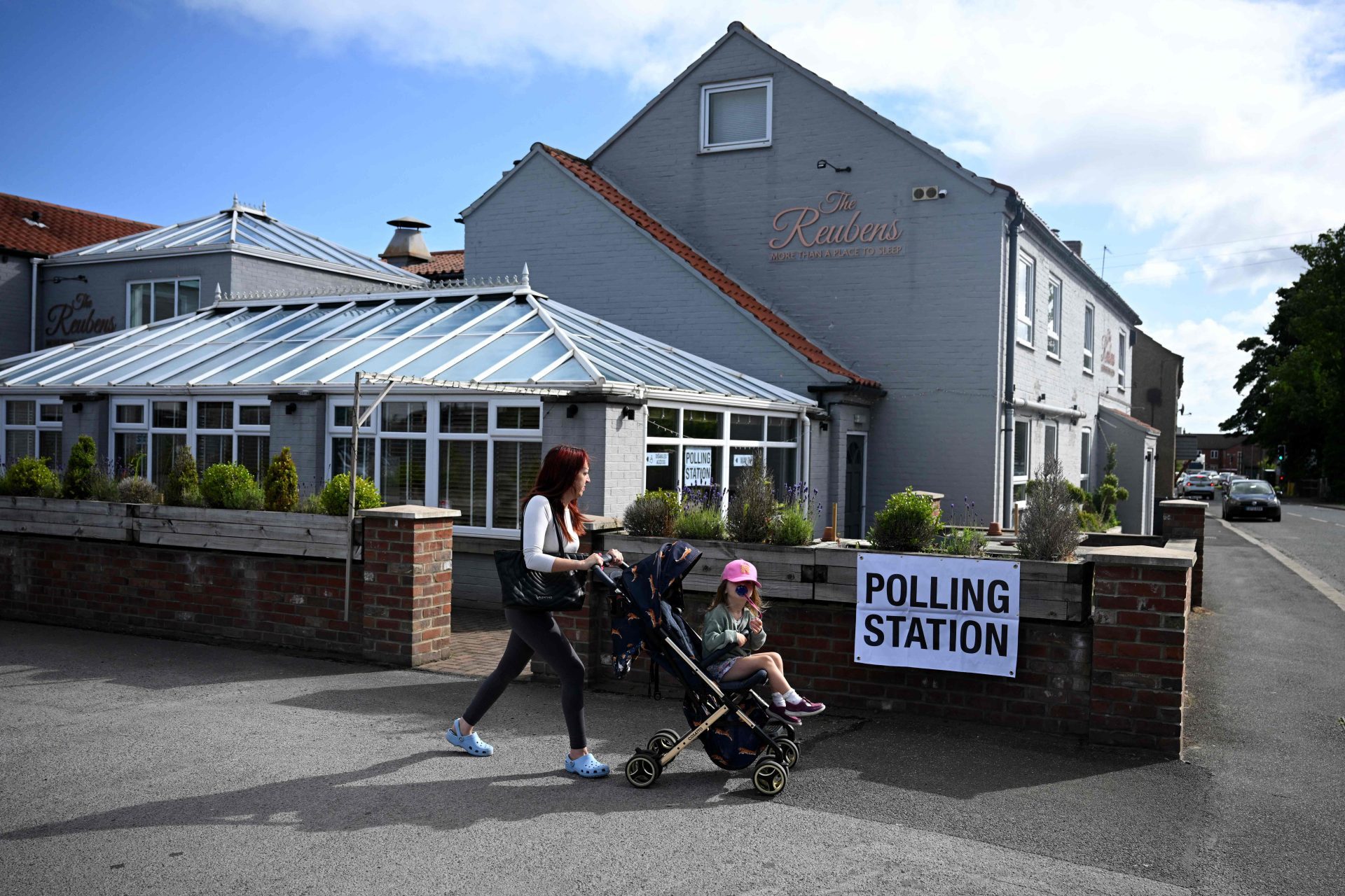 Les électeurs britanniques votent forte victoire travailliste prévue