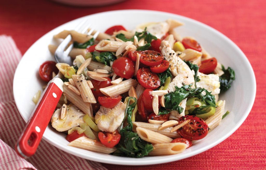 Pâtes complètes au poulet, kale et tomates rôties