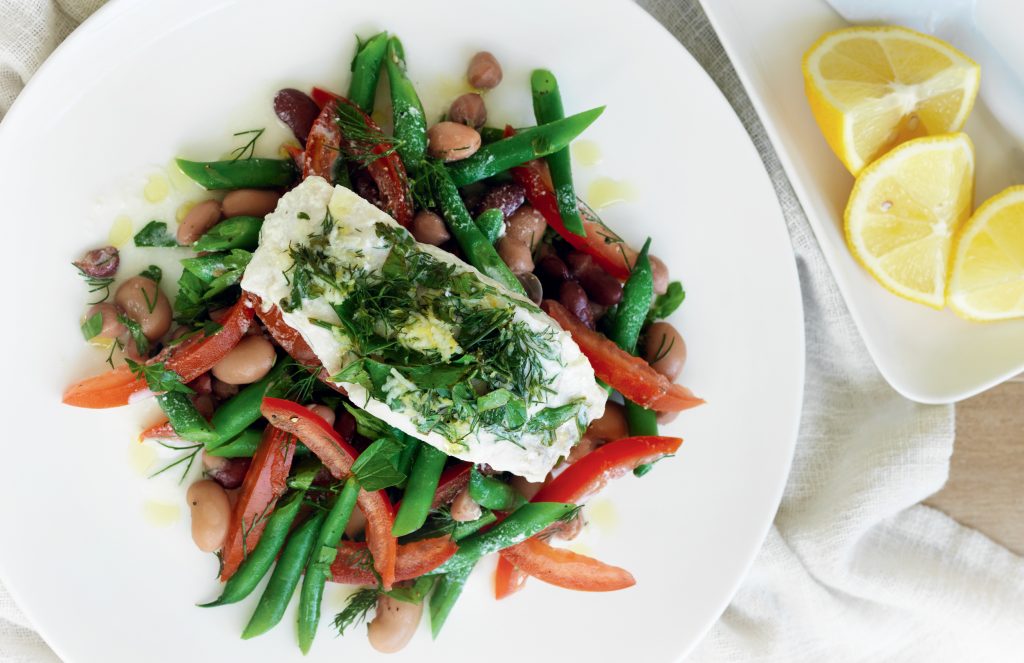 Poisson léger au citron et aux herbes avec salade de haricots