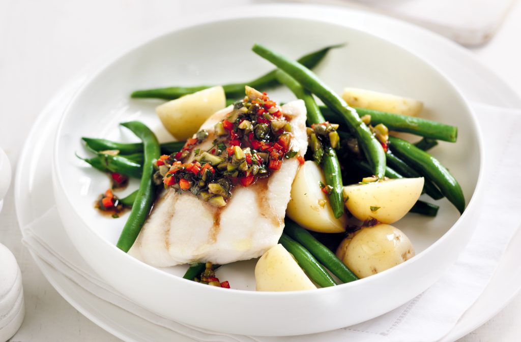 Poisson rôti avec une sauce niçoise tiède