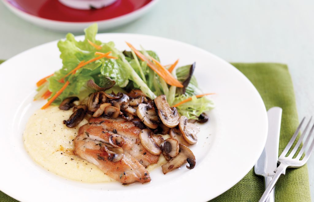 Poulet aux herbes sur un lit crémeux de polenta