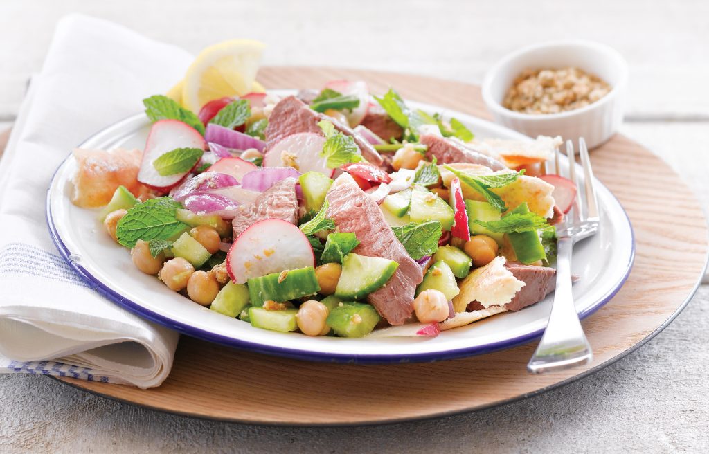 Salade fattoush de pois chiches et d'agneau savoureuse