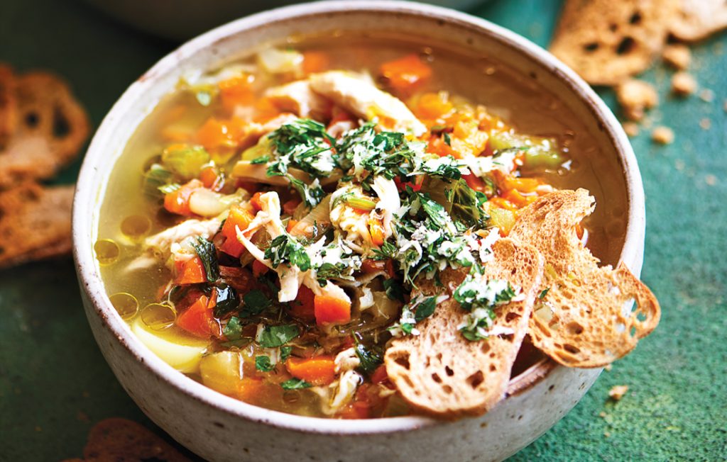 Soupe rapide au poulet, légumes et gremolata délicieuse