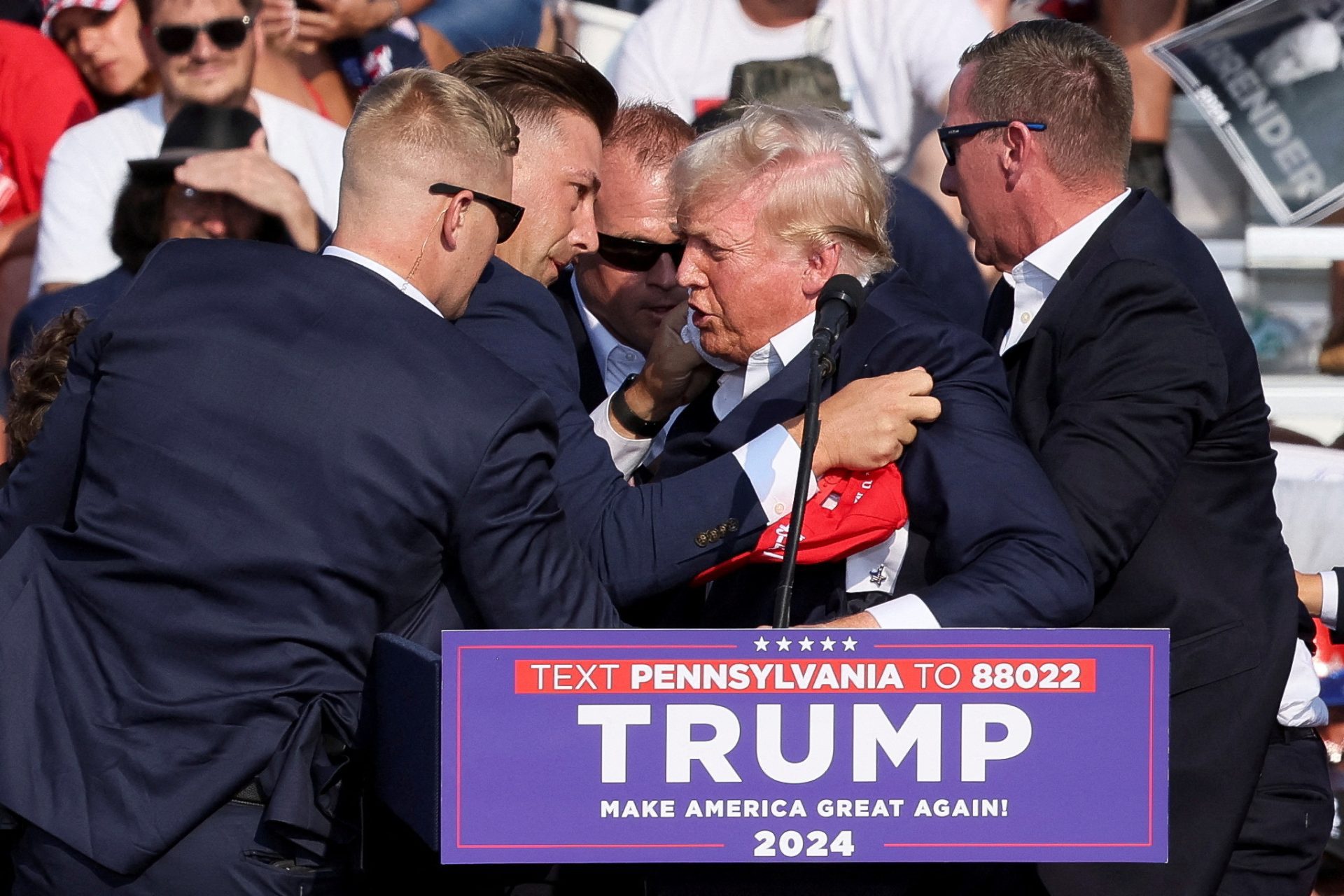 Trump blessé à l'oreille lors d'un meeting en Pennsylvanie