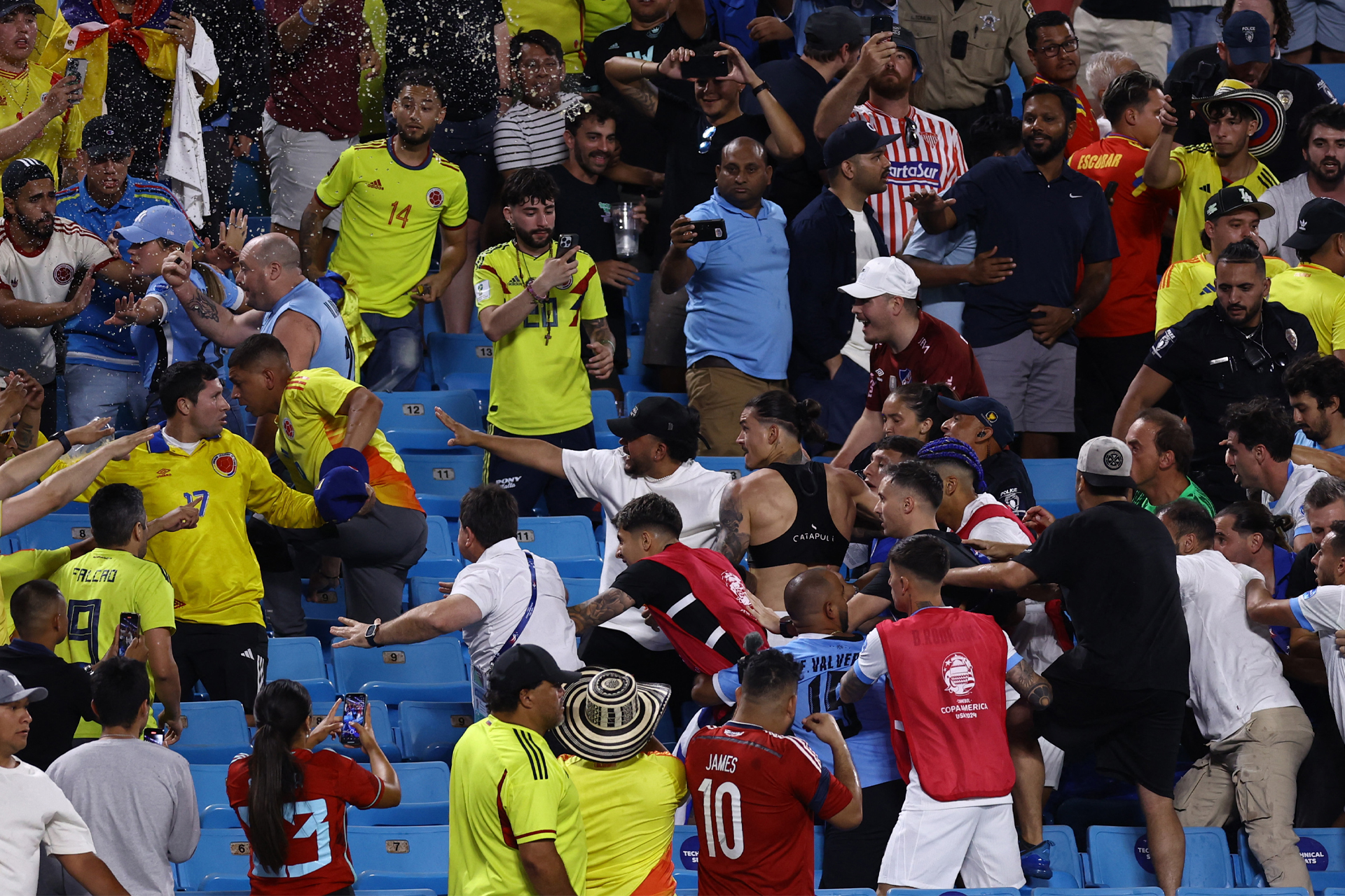 Uruguayens Nunez et Suarez affrontent fans colombiens après défaite