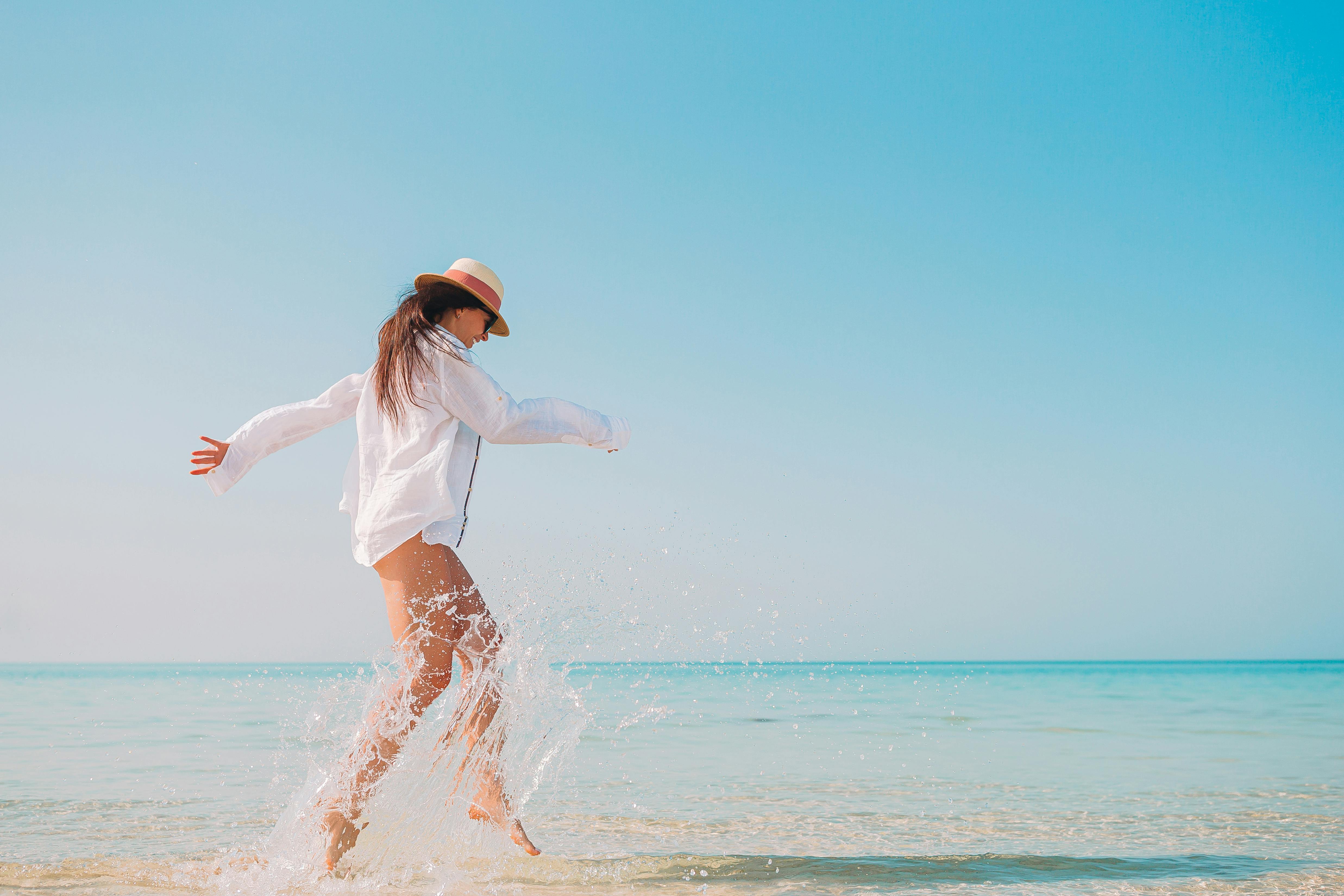 Femme marchant dans l'eau