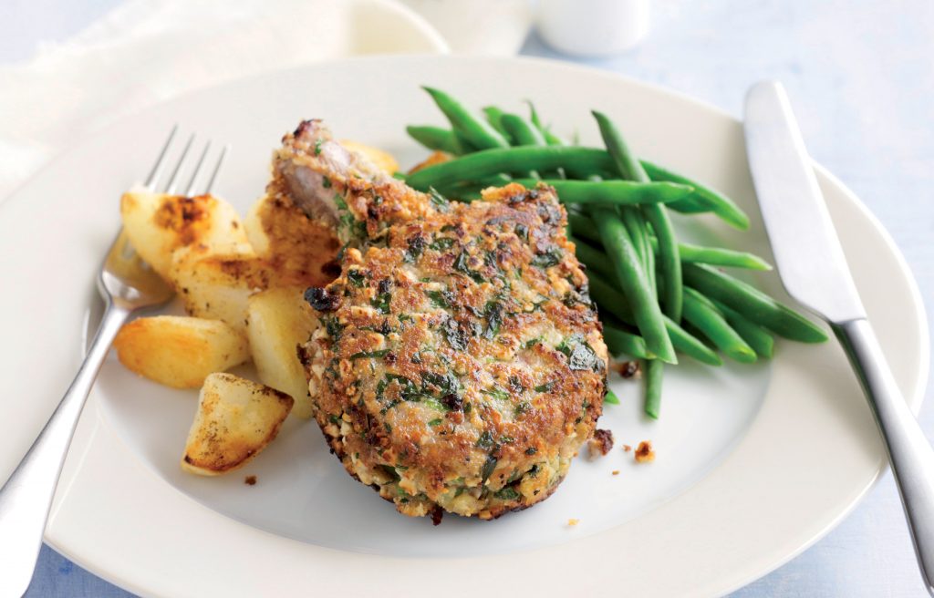 Agneau en croûte de cajou avec pommes de terre sautées