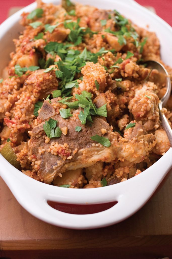 Agneau rôti au plat avec couscous savoureux