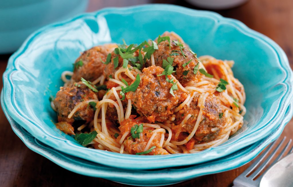 Boeuf en sauce avec spaghetti et légumes cachés