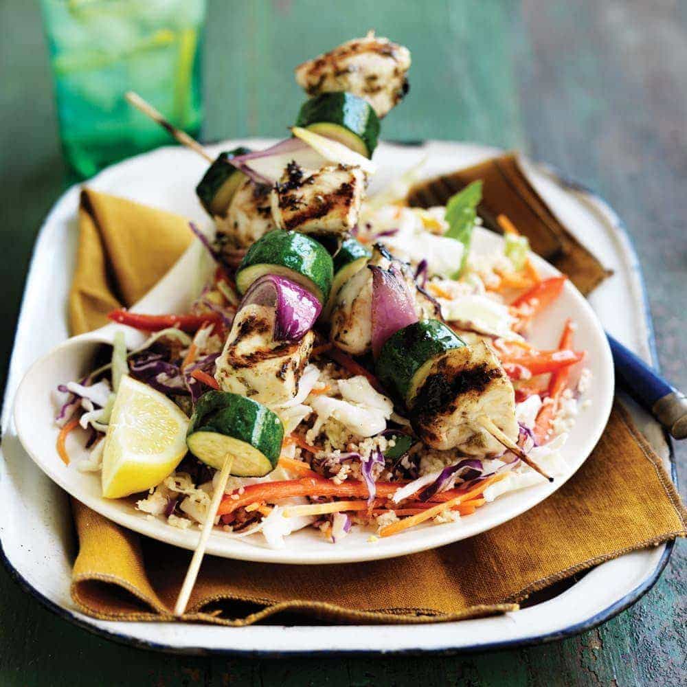 Brochettes de poulet au citron avec couscous coloré