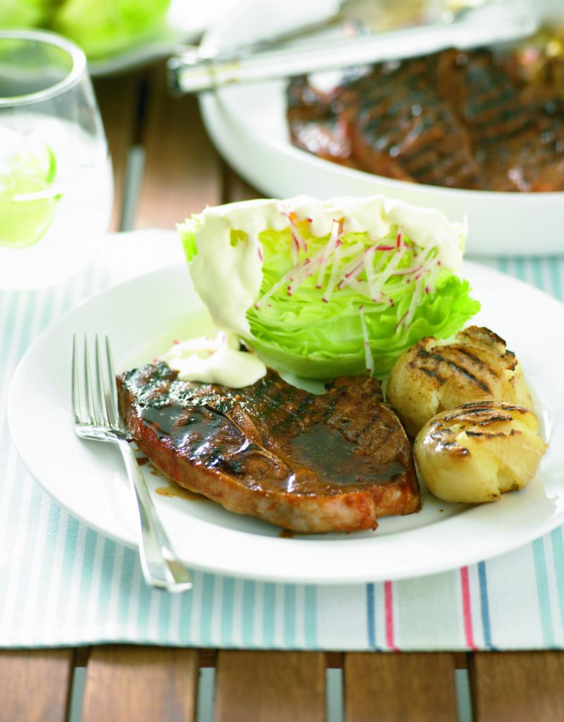 Côtelettes d'agneau grillées avec salade de pommes de terre