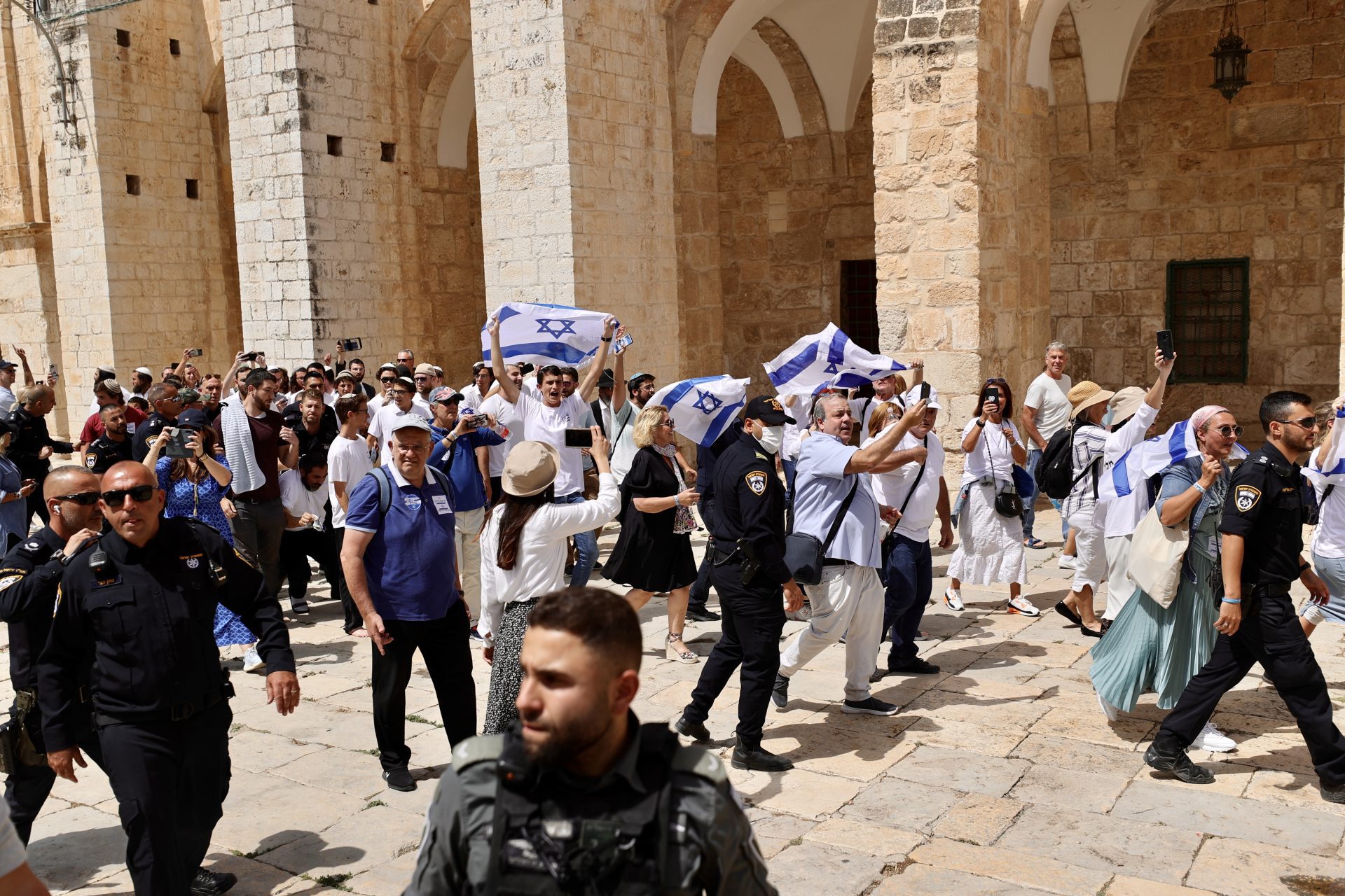 Des foules israéliennes envahissent Al-Aqsa et villages en fête