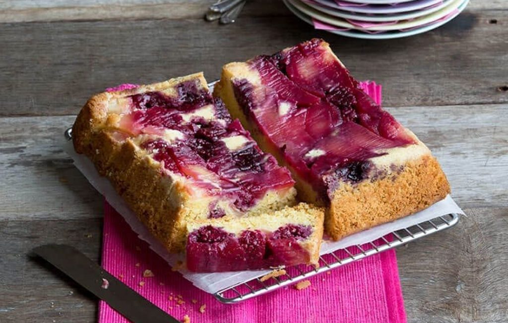 Gâteau végétarien aux pommes et mûres en crumble