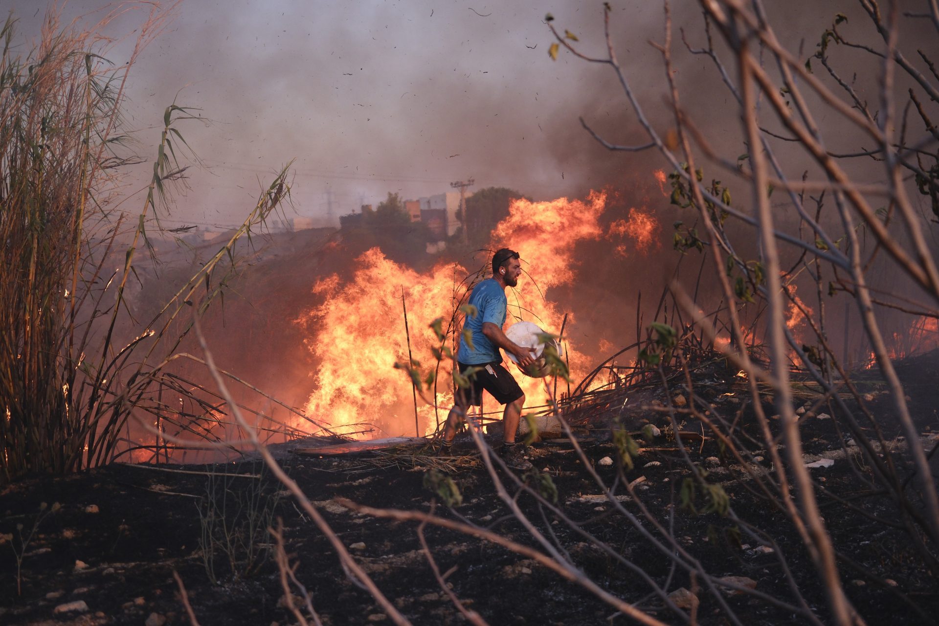 Gravité des incendies de forêt près d'Athènes en Grèce