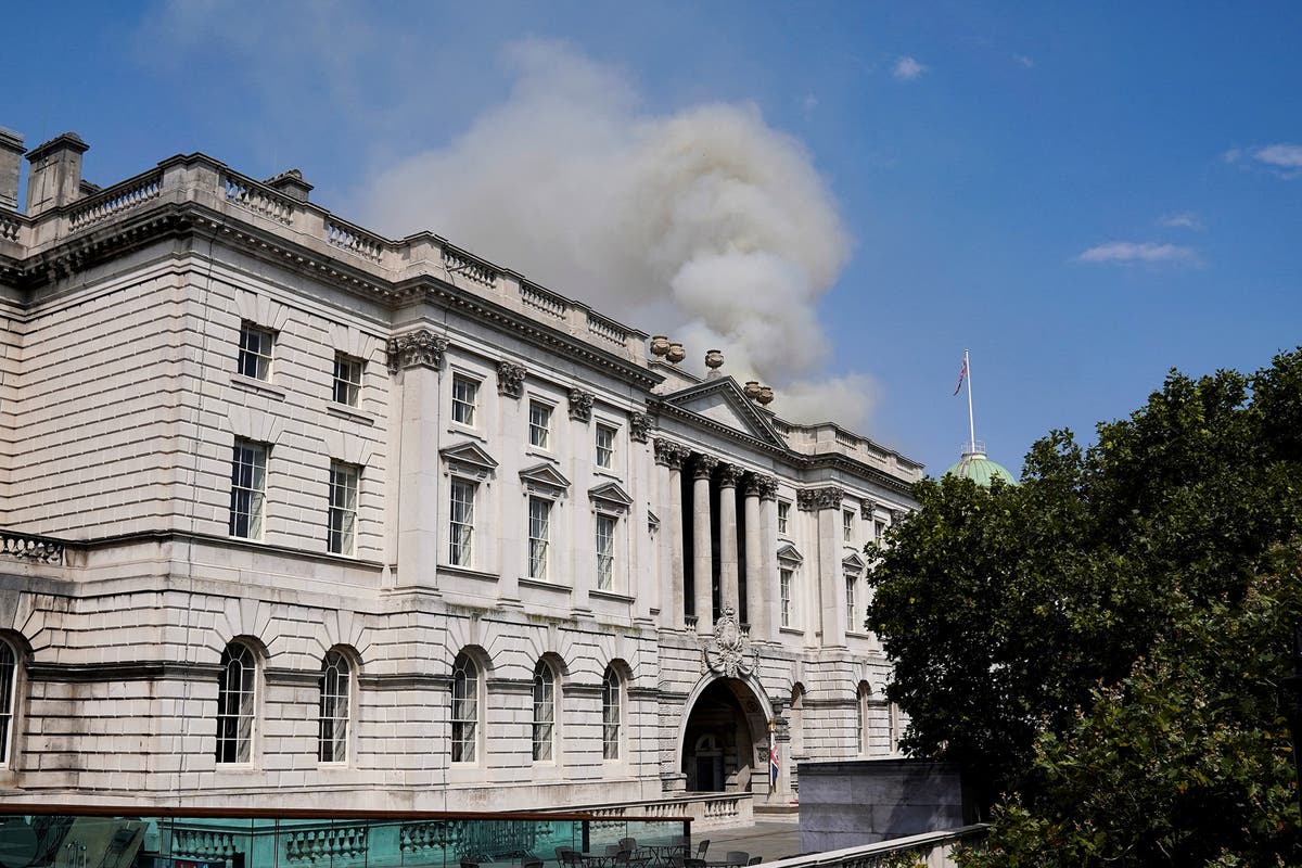 Incendie à Somerset House : le feu maîtrisé après avoir ravagé le toit