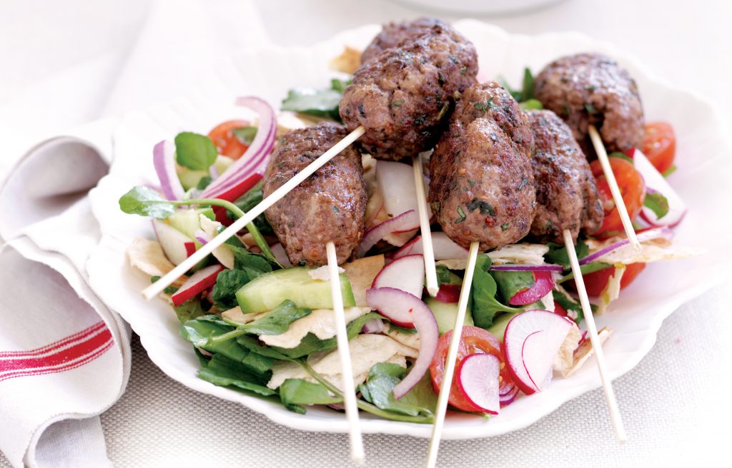 Koftas d'agneau marocaines et salade turque croquante