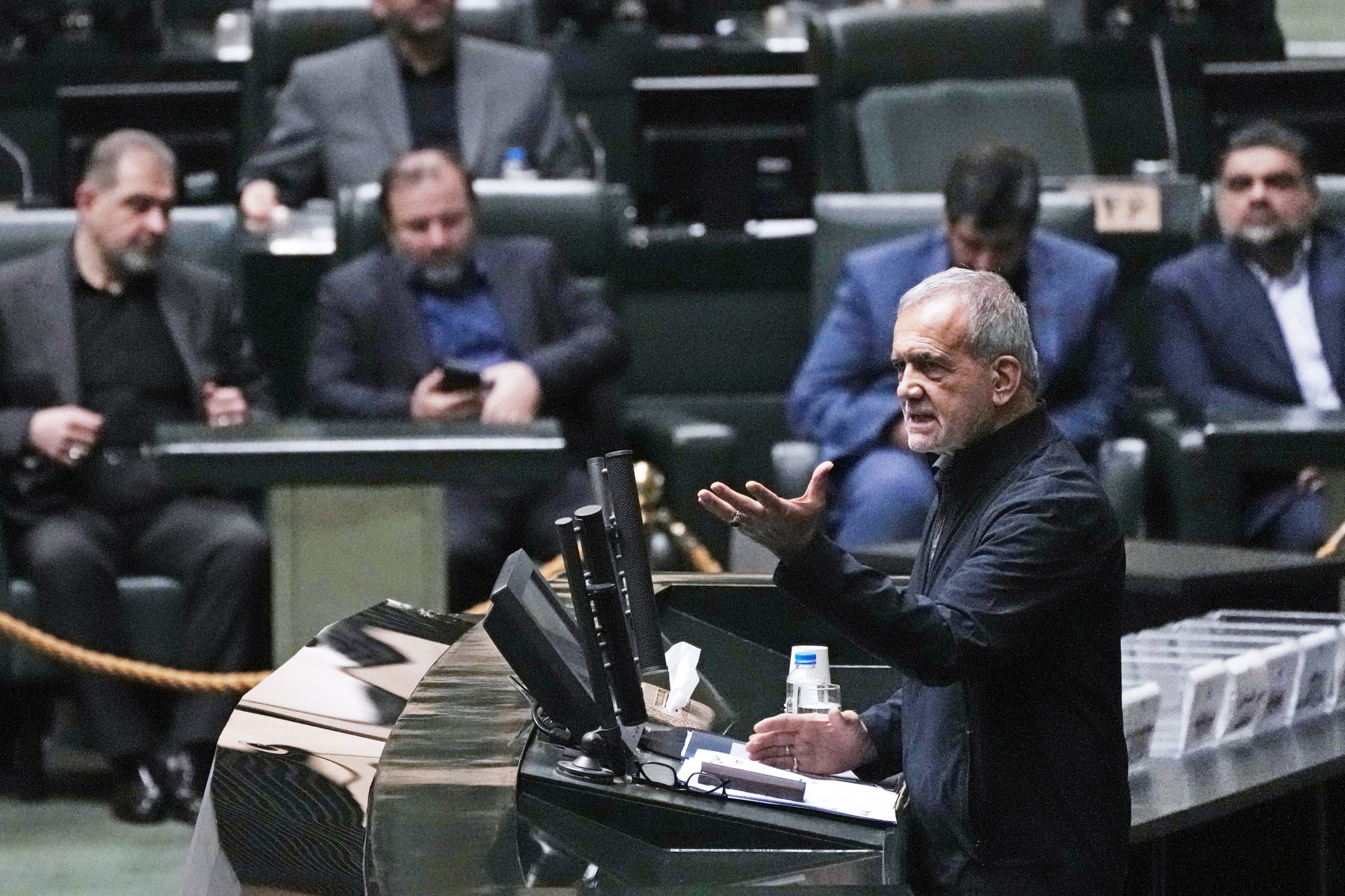 Le parlement iranien valide le cabinet présidentiel depuis 2001