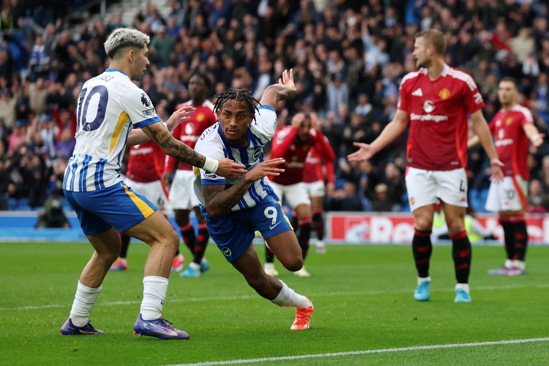 Pedro mène Brighton à une victoire palpitante contre Manchester United