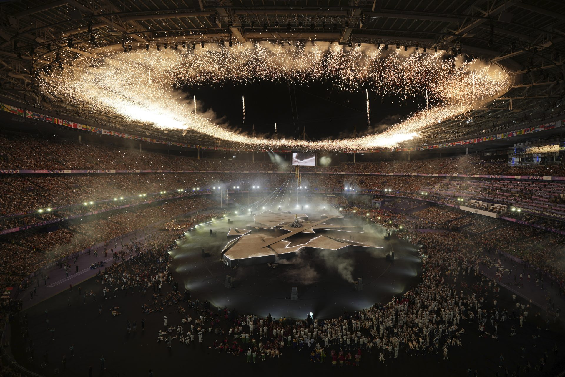 Photos Tom Cruise remet le drapeau olympique à Los Angeles