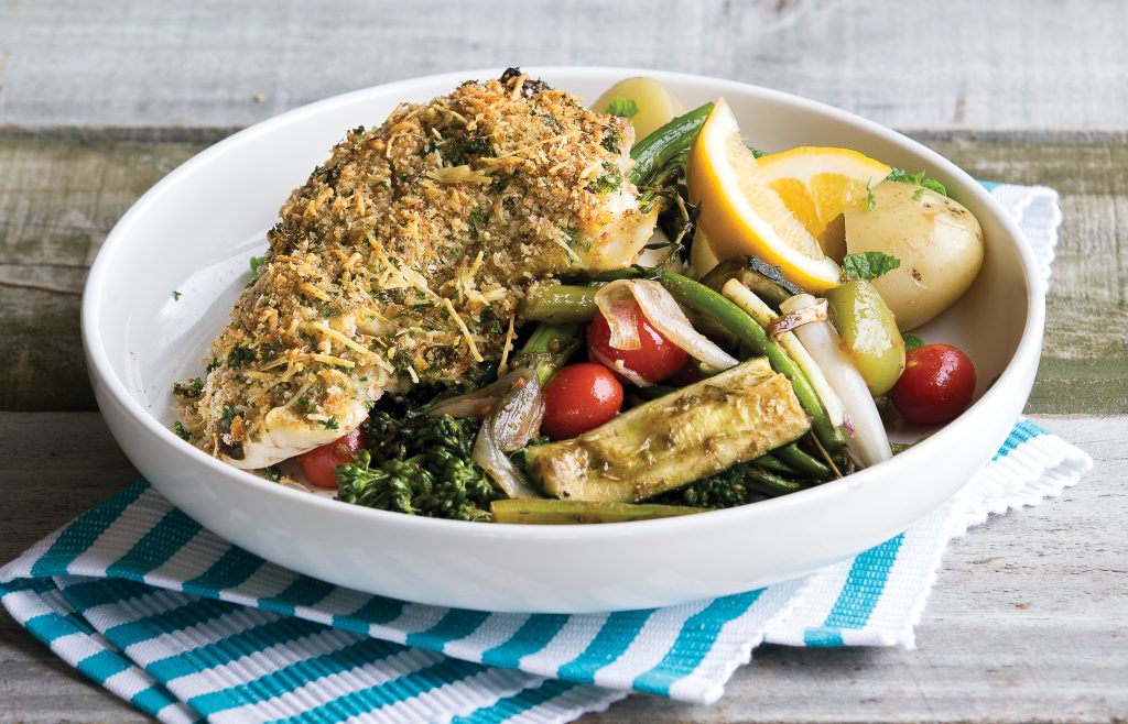 Poisson pané au fromage avec légumes grillés et pommes de terre